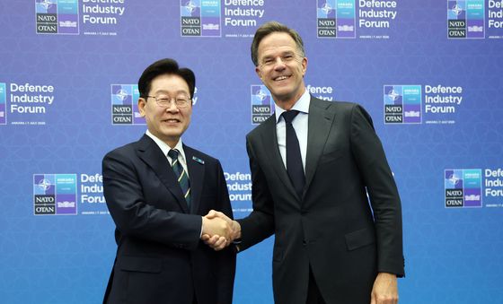 마르크 뤼터 NATO 사무총장과 인사하는 이재명 대통령