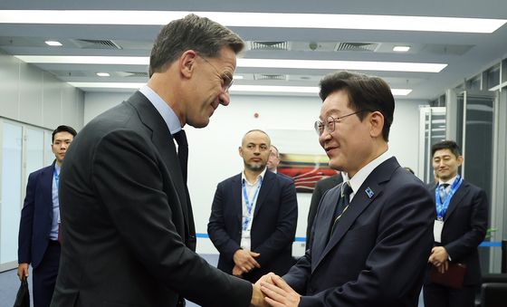 마르크 뤼터 NATO 사무총장과 인사하는 이재명 대통령