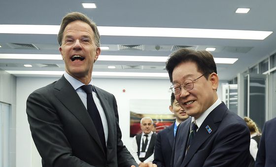 마르크 뤼터 NATO 사무총장과 인사하는 이재명 대통령