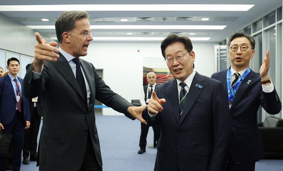 마르크 뤼터 NATO 사무총장과 대화하는 이재명 대통령