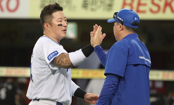 박진만 감독, 최형우 1800타점 축하