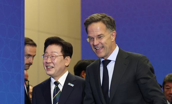마르크 뤼터 NATO 사무총장과 대화하는 이재명 대통령