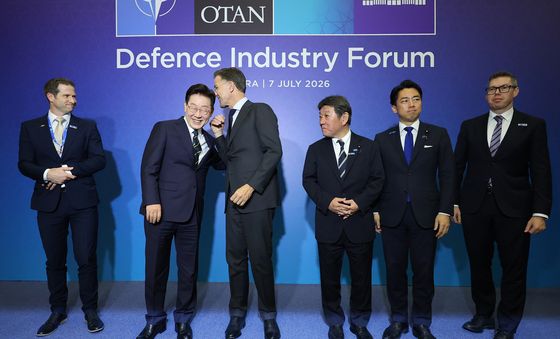 마르크 뤼터 NATO 사무총장과 귀엣말하는 이재명 대통령