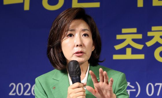 아시아포럼21 초청 토론회 찾은 나경원