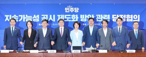 기념 촬영하는 한정애·이억원