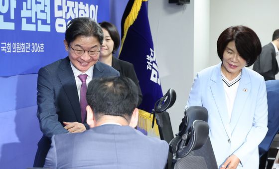 인사 나누는 이억원 금융위원장