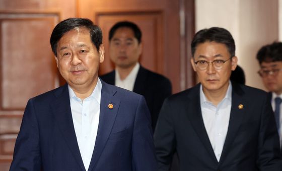 비상경제본부 희의 참석하는 구윤철 부총리