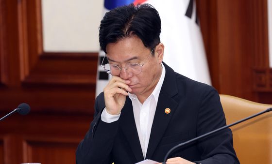 자료 살펴보는 김영훈 장관