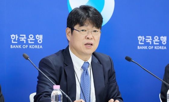 5월 국제수지 설명하는 유성욱 한은 금융통계부장