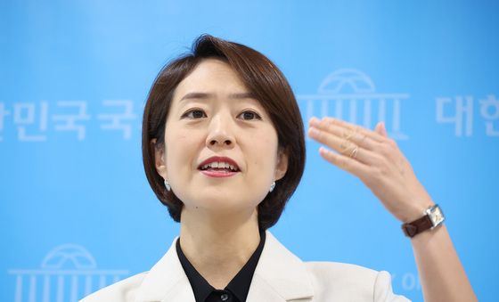 취재진 질의 답변하는 고민정