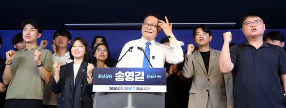 청년 지지자들에게 환호받는 송영길