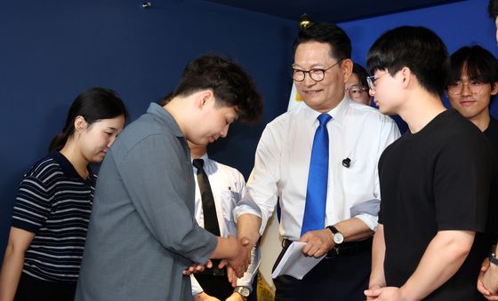 2030 청년지지자들과 악수 나누는 송영길 전 대표
