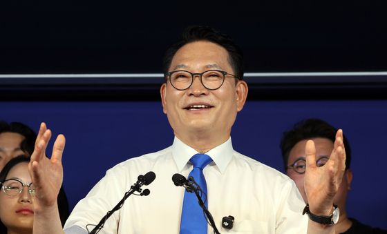 질의에 답하는 송영길 전 대표