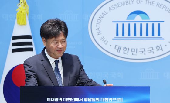 최고위원 출마선언 위해 발걸음 옮기는 김용 전 부원장