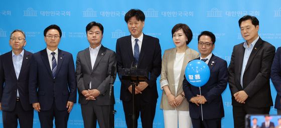 더불어민주당 의원들과 함께 기자회견하는 김용 전 부원장