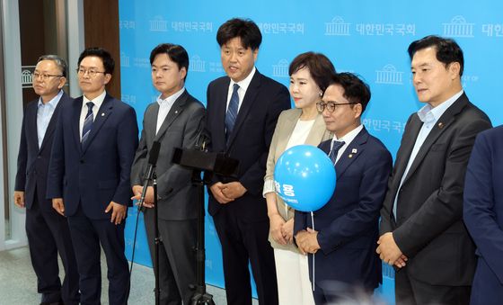 김용 전 부원장 '더불어민주당 의원들과 함께'