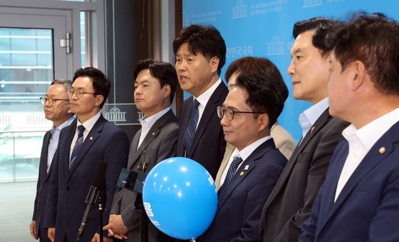 취재진 질문에 답하는 김용 전 부원장