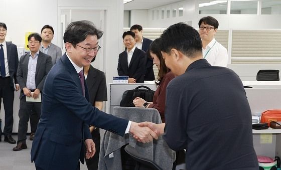 주가조작 근절 합동대응단 사무실 직원 격려하는 금융위원장