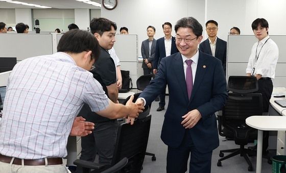 금융위원장, 주가조작 근절 합동대응단 사무실 찾아
