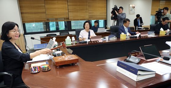의사봉 두드리는 송경희 위원장