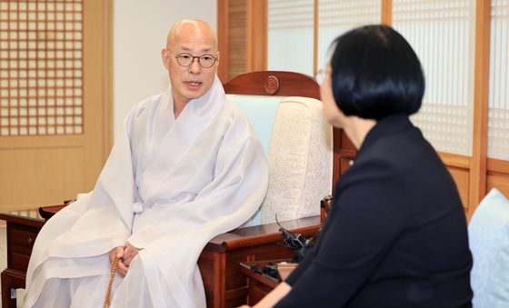 한성숙 국무총리와 대화 나누는 진우 스님