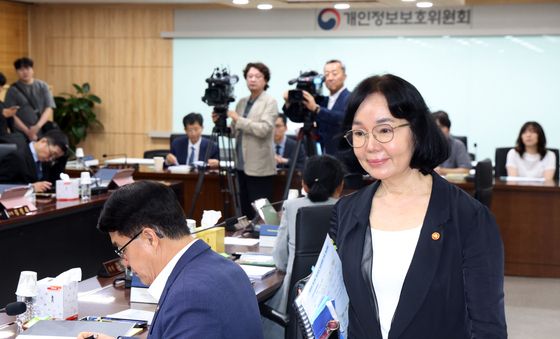 전체회의 참석하는 송경희 위원장