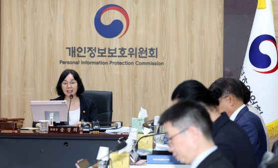 전체회의 발언하는 송경희 위원장