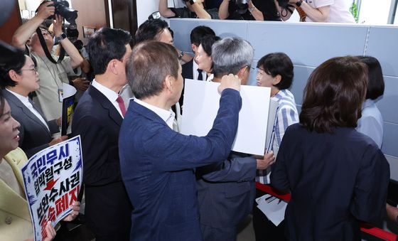 항의받으며 법사위 입장하는 서영교 위원장