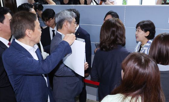 항의 속 입장하는 서영교 위원장