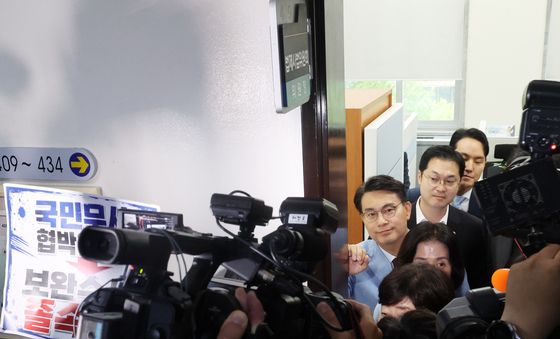 법사위원장실 앞은 '아수라장'