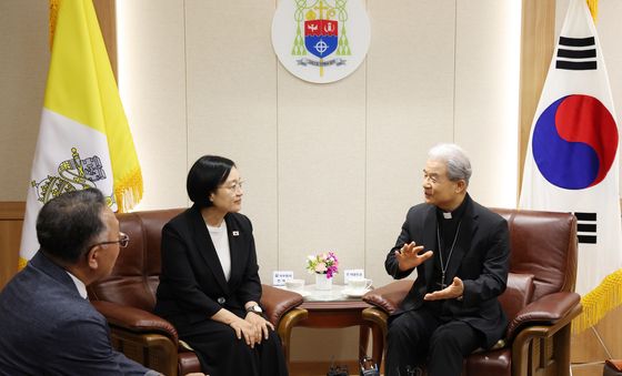 이용훈 의장주교와 환담 나누는 한성숙 총리