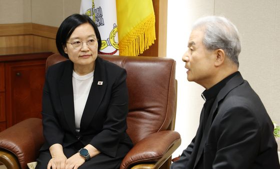 이용훈 의장주교 예방한 한성숙 국무총리