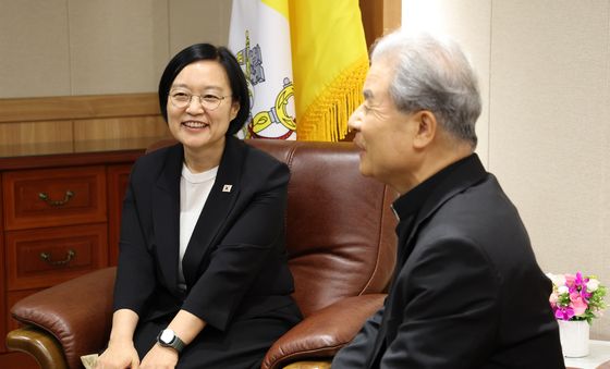 천주교수원교구청 방문한 한성숙 국무총리