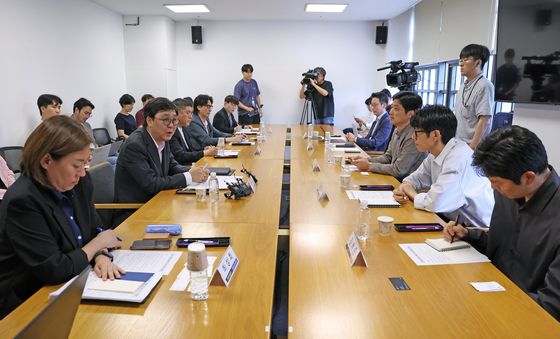 음악산업 생태계 강화 현장간담회 갖는 최휘영 장관