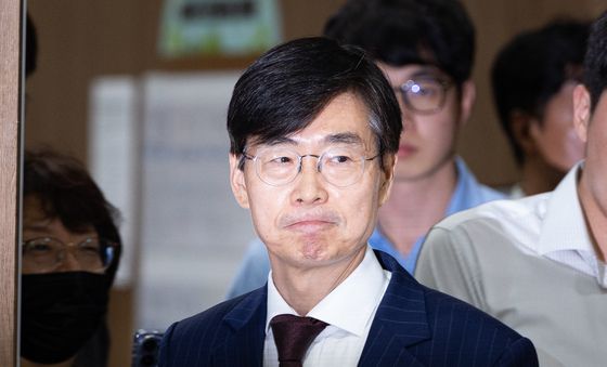 굳은 표정의 조경태 의원