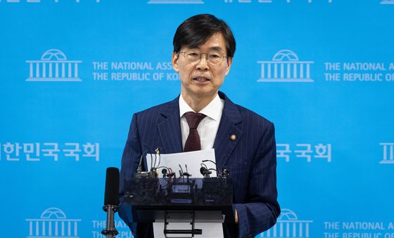 취재진 질문 답하는 조경태 의원