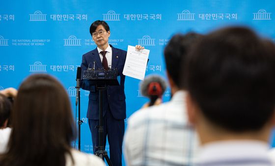 장동혁 대표 징계요구서 든 조경태 의원