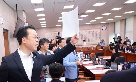 고성 오가는 법사위