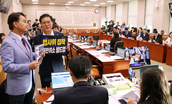 국민의힘 전체회의에서 항의하는 국민의힘