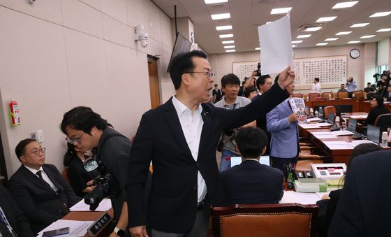 고성 오가는 법사위