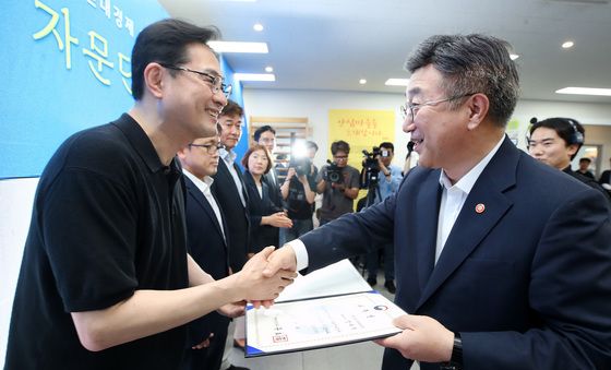 윤호중 장관, 사회연대경제 혁신모델 자문단 위촉