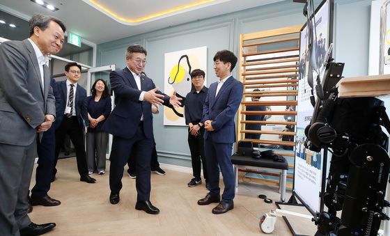 웨어러블 보행 로봇 살펴보는 윤호중 장관