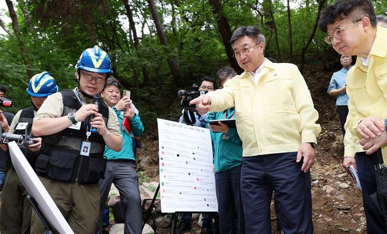 윤호중 장관, 계곡 불법시설 정비 현장 점검