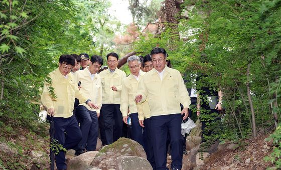 휴가철 맞아 계곡 불법시설 정비 현장 점검 나선 윤호중 장관