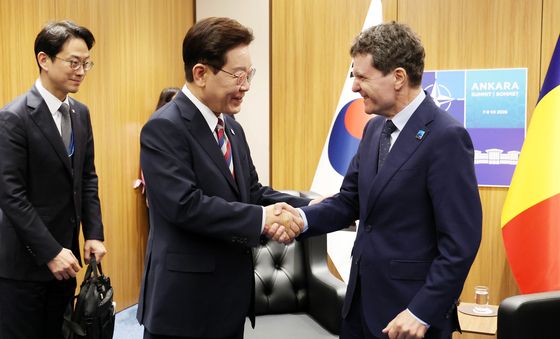 악수하는 이재명 대통령과 니쿠쇼르 단 루마니아 대통령