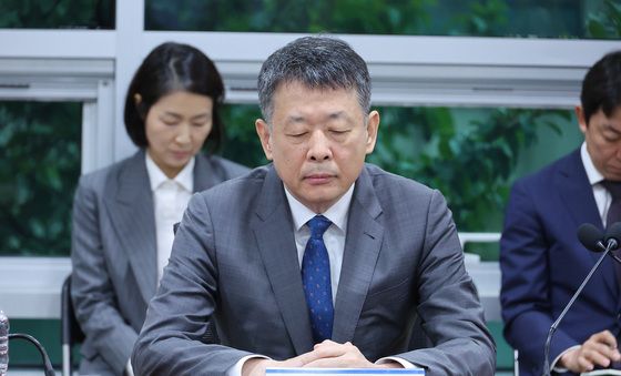 생각 잠긴 김광일 MBK파트너스 부회장