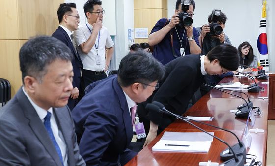 인사하는 조주연 홈플러스 대표
