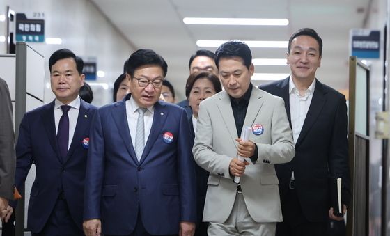'참정권 수호 특검 관철' 뱃지 단 국힘 지도부