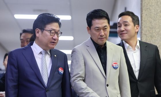 최고위 향하며 대화하는 장동혁·정점식