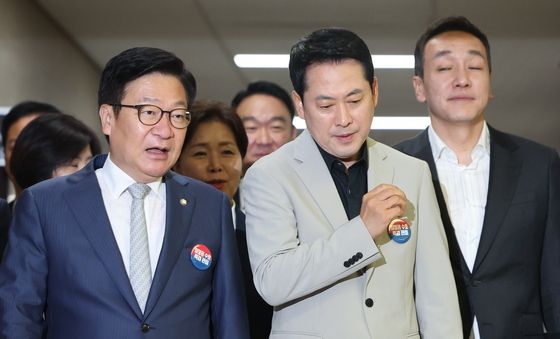 최고위 향하며 대화하는 장동혁·정점식